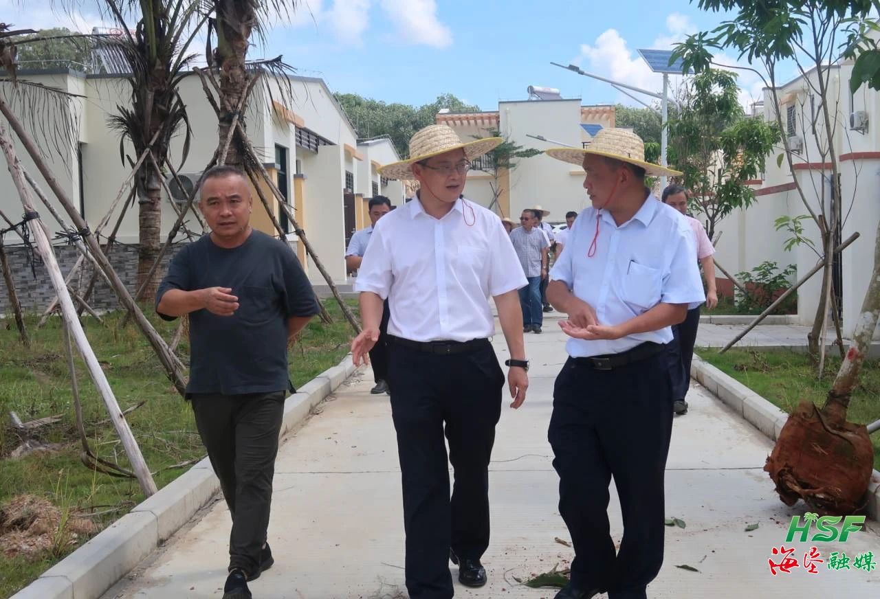 艾軼倫一行人在天角潭水利樞紐工程墾區移民安置點(西聯農場南園小區)走訪調研 艾軼倫一行人在天角潭水利樞紐工程墾區移民安置點(西聯農場南園小區)走訪調研